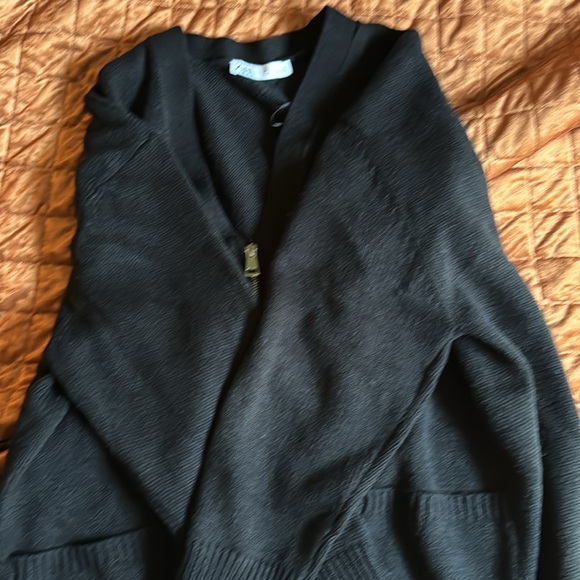 Black zippered cardigan. Zara size large. Never worn. Condition-100% - Picture 3 of 4